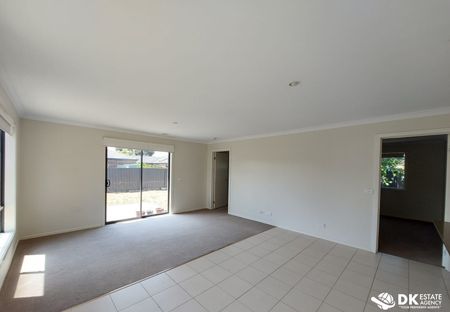 Spacious House with excellent Location in Tarneit - Photo 5