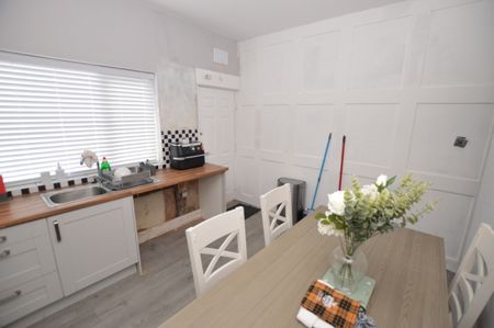 3 Bedroom Terraced House - Photo 2