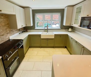 4 bedroom Detached House to let - Photo 1