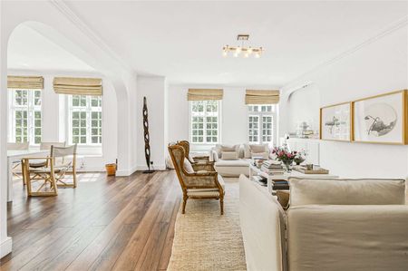 A lateral four bedroom apartment on St. John's Wood High Street is available for rent - Photo 2