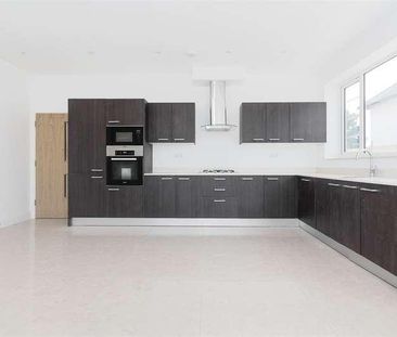 Grand Approach, Bathurst Walk, Richings, SL0 - Photo 6