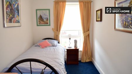 Room to rent in 4-bedroom house in Balgriffin, Dublin - Photo 3