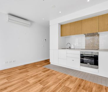 LOCATION! LOCATION! - Photo 2