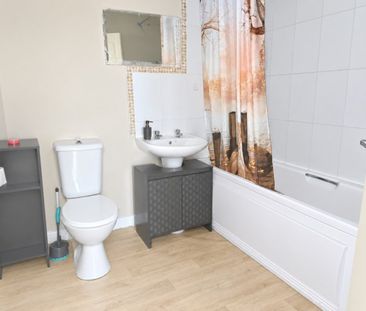 2 bed Apartment - To Let - Photo 5