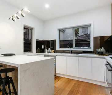 “Townhouse with Luxurious Features and Convenient Location” - Photo 1