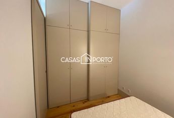 Apartamento T0+1 para arrendamento na Rua Santa Catarina, Porto