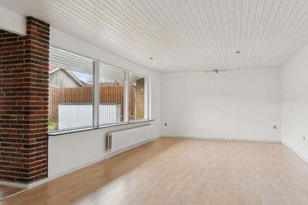 Indflytningsklar villa med skøn have, Viby J - Photo 3