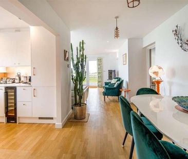 Totland Bay, Isle Of Wight, PO39 - Photo 1