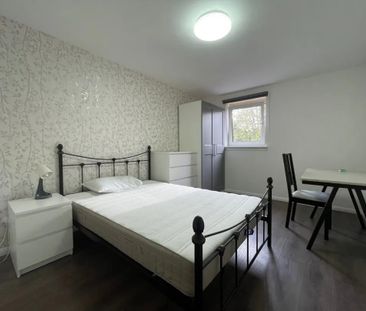 3 Bed Detached House, Keith Court, G11 - Photo 2