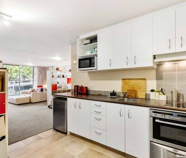 Large Studio Living! - Photo 2