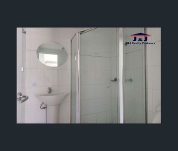 Spacious townhouse Style 3bed A.P.T for rent - Photo 6