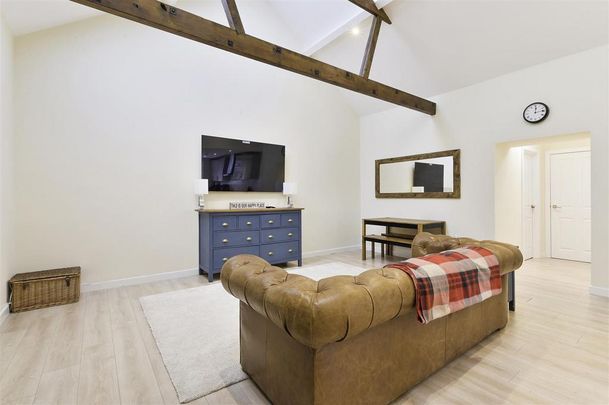 2 bedroom barn conversion to rent - Photo 1