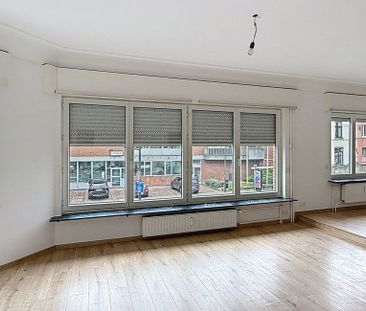 Appartement te huur in Ukkel voor € 1.100 met 1 slaapkamer - Photo 2