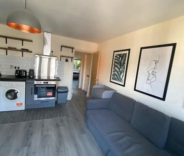 2 Bed Flat, Glaucus St, E3 - Photo 1