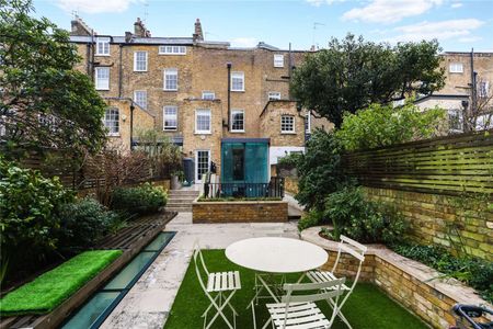 An exceptional period house ideally located on one of Chelsea's most desirable garden squares. - Photo 3