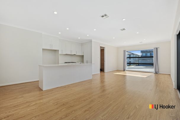 5 Bedroom Home Close to Hospital, University and Belconnen Town Centre - Photo 1