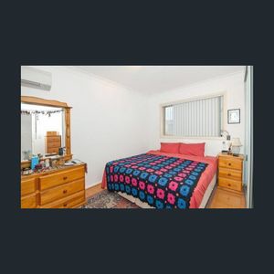 East Aspect Renovated Timber Floor Luxury Apartment & Only 3 Minutes Walk To Station - Photo 2