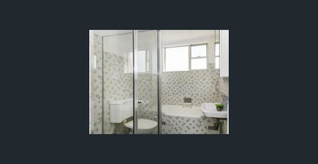 LARGE TWO-BEDROOM WITH SPECTACULAR WATER VIEWS OF MIDDLE HARBOUR AVAILABLE FOR RENT ! - Photo 2