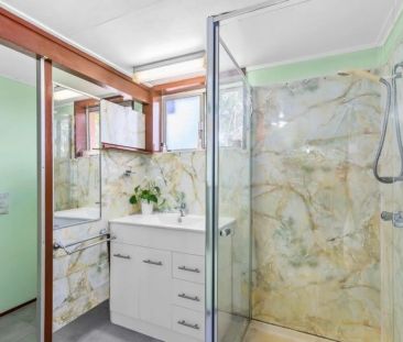 Spacious 3-Bedroom Family Home with Pool & Entertaining Areas - Photo 4