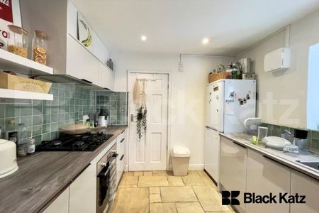 Maisonette with wooded floors throughout & charming patio garden - Photo 4