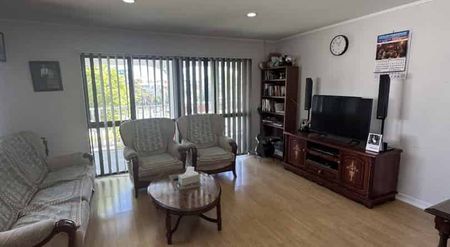 Looking for a home with great street appeal? - Photo 4