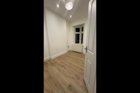 3 Bed Flat, Cranbrook Road, IG1 - Photo 2