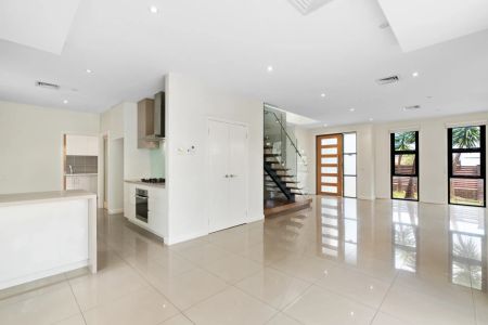 Four-Bedroom House in Convenient Location - Photo 3