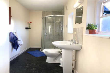 Room 5 - Photo 3
