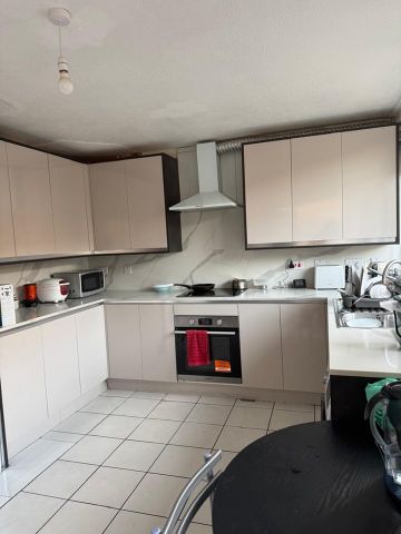 Room in a Shared House, Caletock Way, SE10 - Photo 3