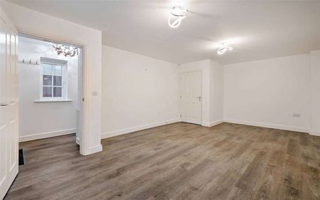 Three bedroom house with a driveway in a sought after village - Photo 2