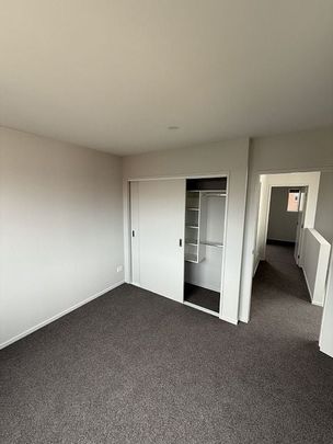 This neat and tidy 2-bedroom 1.5-bath townhouse - Photo 1