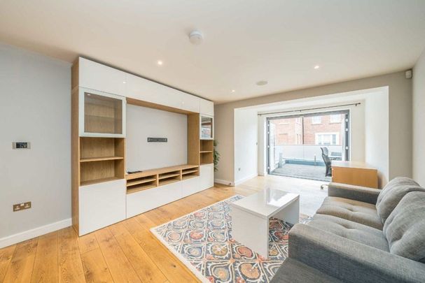 Farm Yard, Windsor, SL4 - Photo 1