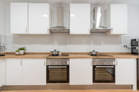 Beautiful modern room in Alejandro González, Madrid - Photo 3