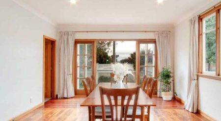 Sunny spacious 4 bedroom home in Parkvale - Photo 2