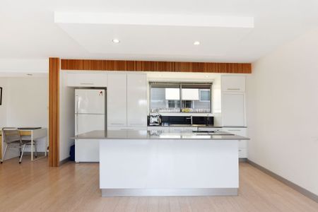 Beach Renovated Family Home - Photo 4