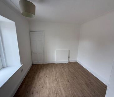 3 bedroom flat to rent - Photo 4