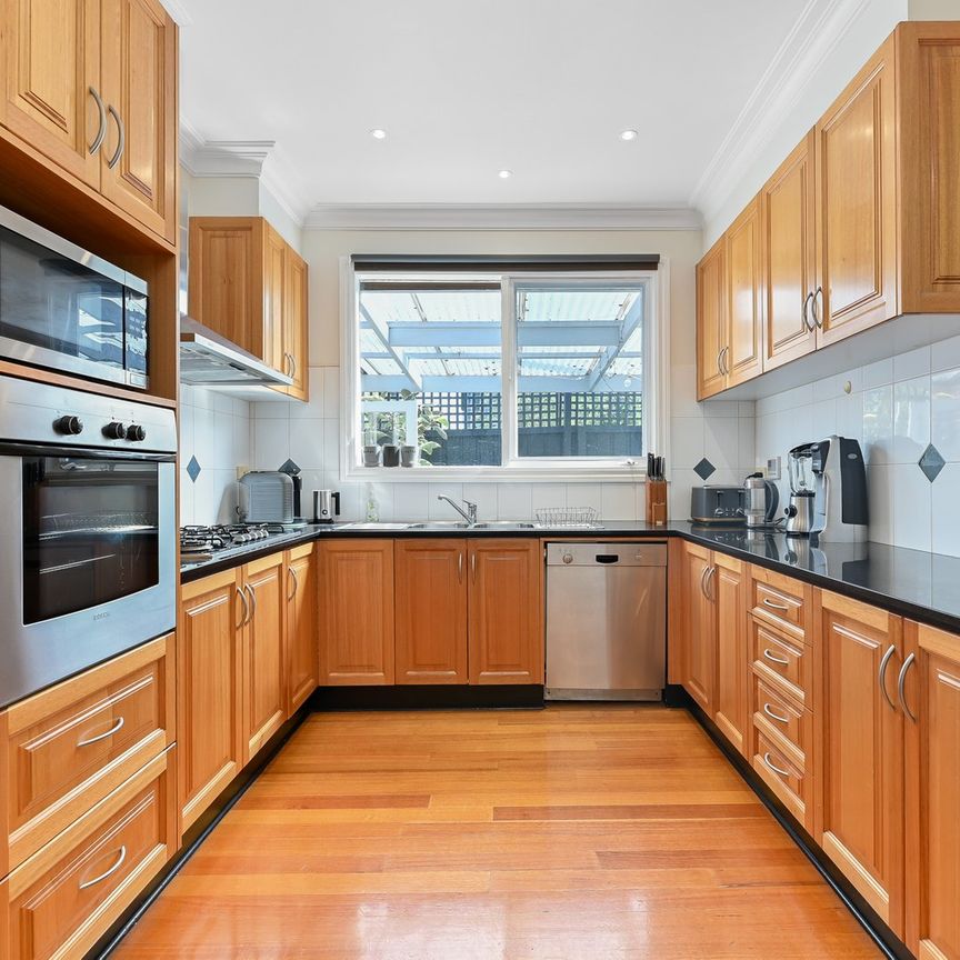 SPACIOUS THREE BEDROOM TOWNHOUSE WITH STUDIO IN THE HEART OF OAKLEIGH - Photo 1