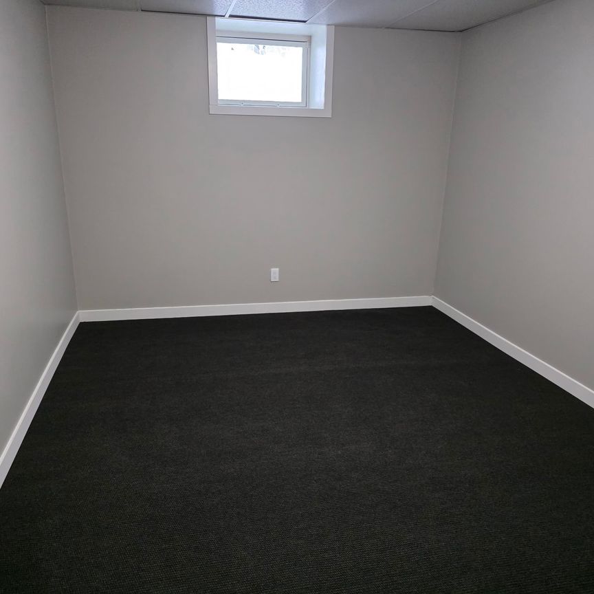 1352 CONNAUGHT 3 BEDROOM - Photo 1