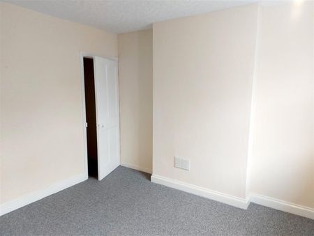 2 Bedroom House - Mid Terrace - Photo 4