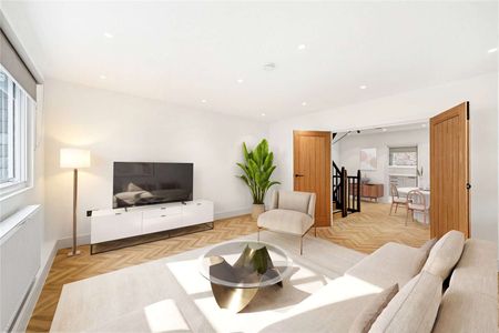 Spacious 3 bedroom mews house, in an incredibly central location just off Harley Street. - Photo 2