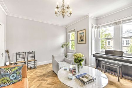 A fantastic three bedroom split level apartment. - Photo 3