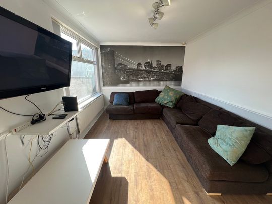 Temple Villas, Tang Hall - P1633 - Photo 1