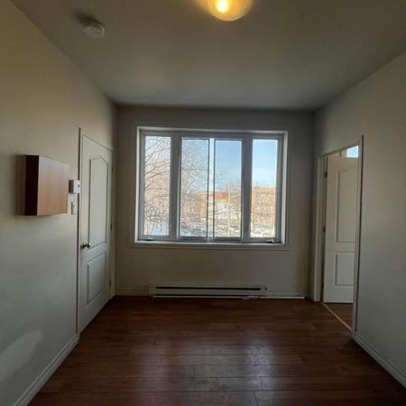 4 1/2 disponible avec possibilité de stationnement - Photo 3