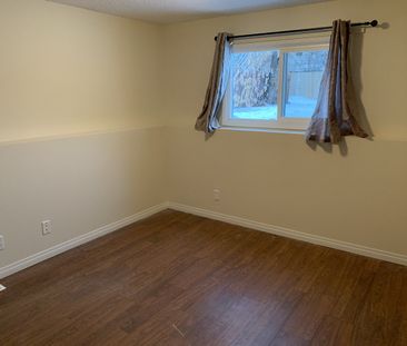 Amazing Find in Red Deer! 3 Bedrooms, 1 Bath!! - Photo 6