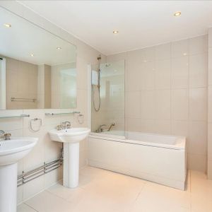 2 bedroom mews to rent - Photo 3