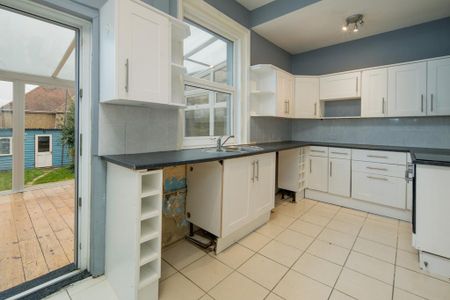 4 bedroom semi-detached house to rent - Photo 5