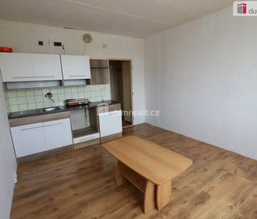 Útulná slunná garsonka (1+kk) ve třetím patře panelového domu s výt... - Photo 2