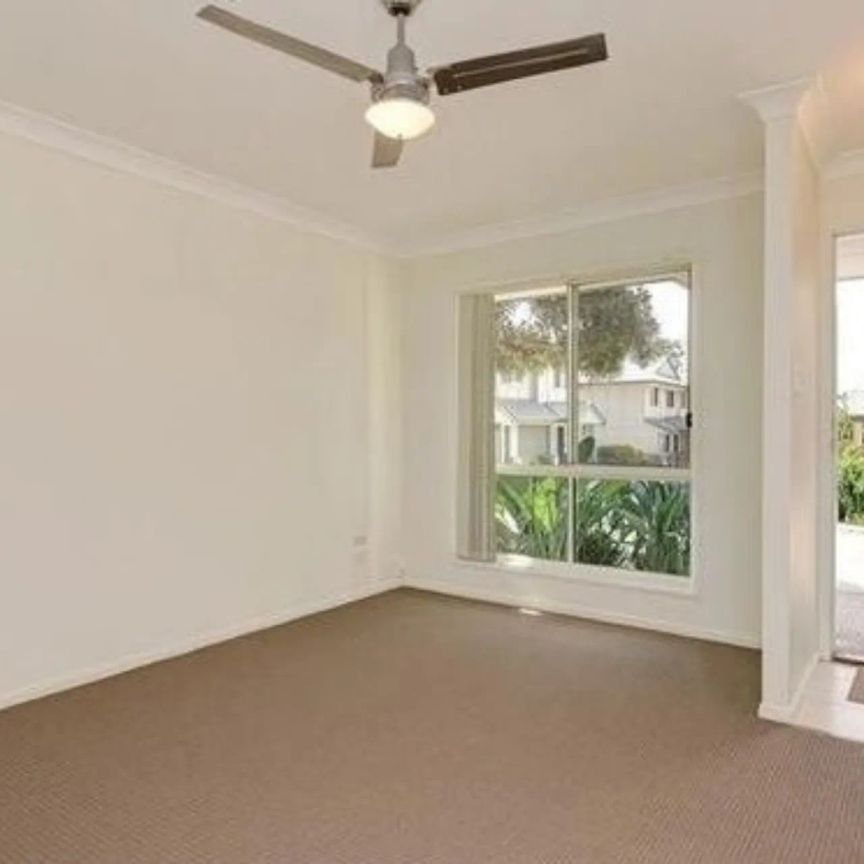 Spacious Refurbished Townhouse in Prime Location - Photo 1