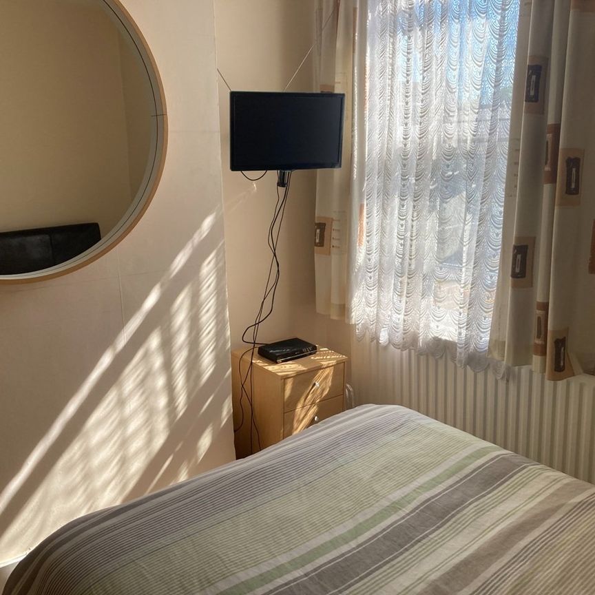 Room in a Shared Flat, Catford, SE6 - Photo 1