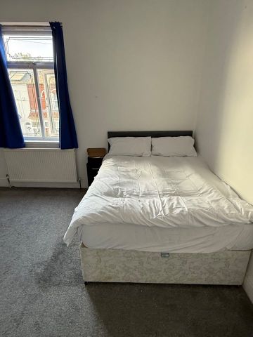 Room in a Shared House, Yew Tree Road, B6 - Photo 3